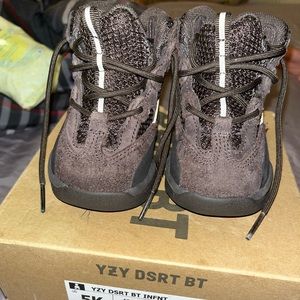 Toddler Yeezy boots size 5c slightly worn in GREAT condition comes with the box